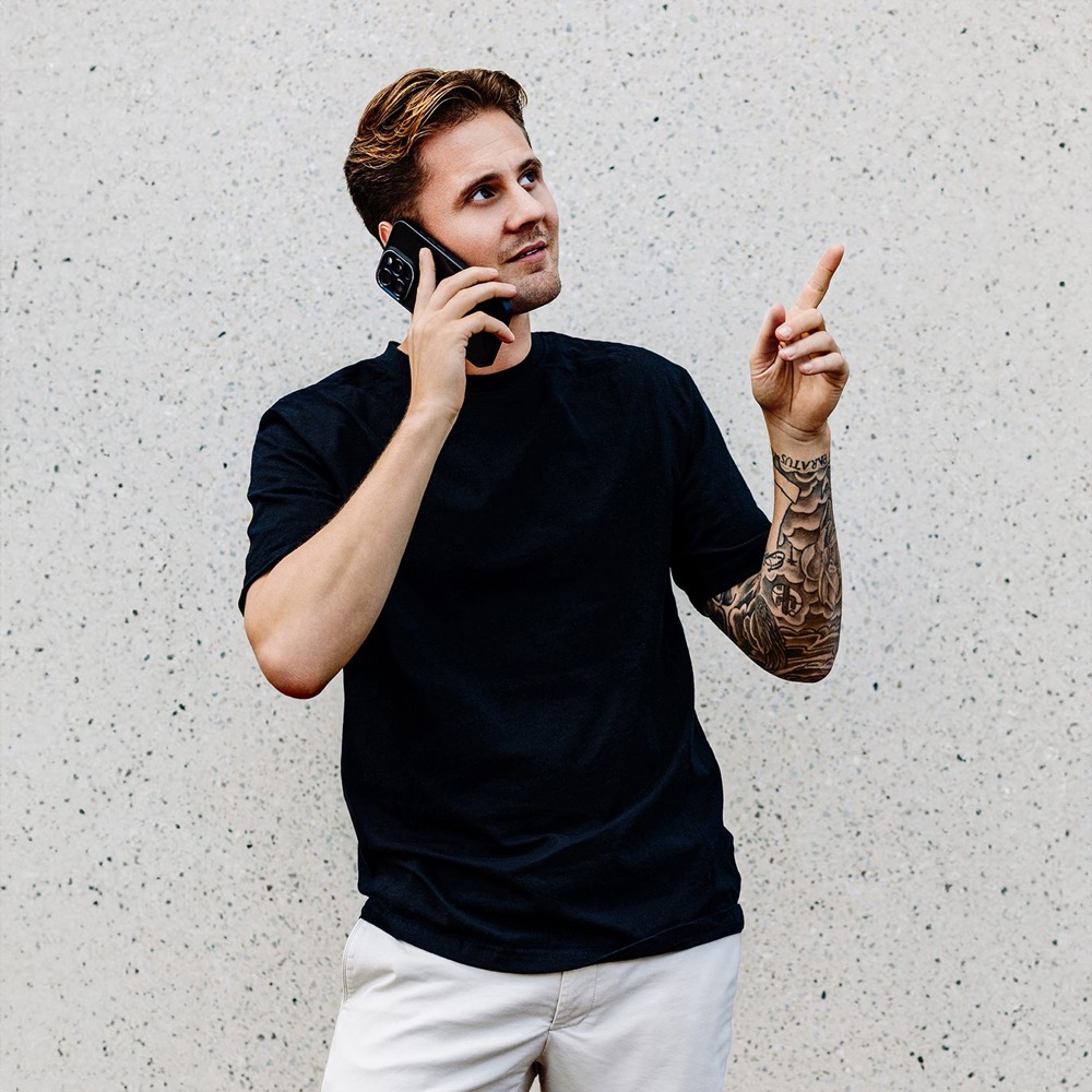 Tom Hoetink aan de telefoon